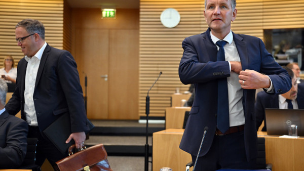 Mario Voigt und Björn Höcke kommen in den Plenarsaal des Thüringer Landtag.