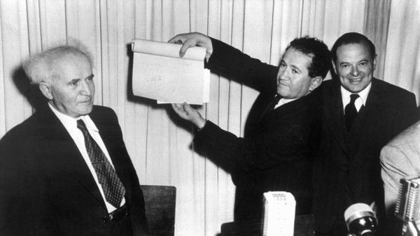 Anders als in den Vereinigten Staaten von Amerika folgte der Unabhängigkeitserklärung in Israel bis heute noch keine Verfassung: Die Urkunde der Ausrufung des jüdischen Staates wurde am 14. Mai 1948 im städtischen Museum von Tel Aviv unterzeichnet; David Ben Gurion (links) wurde der erste Ministerpräsident.