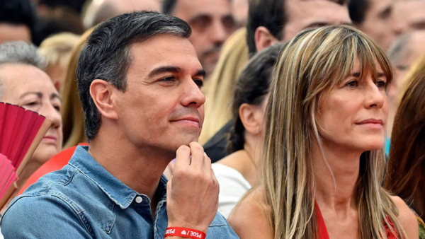 Spaniens Ministerpräsident Pedro Sánchez mit seiner Frau Begoña Gómez bei einer Wahlkampfveranstaltung im Juli 2023