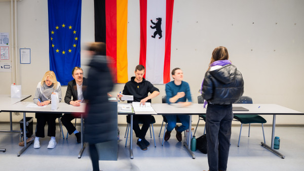 Wahlberechtigte bei der Teilwiederholung der Bundestagswahl 2021 in Berlin im Februar 2024.