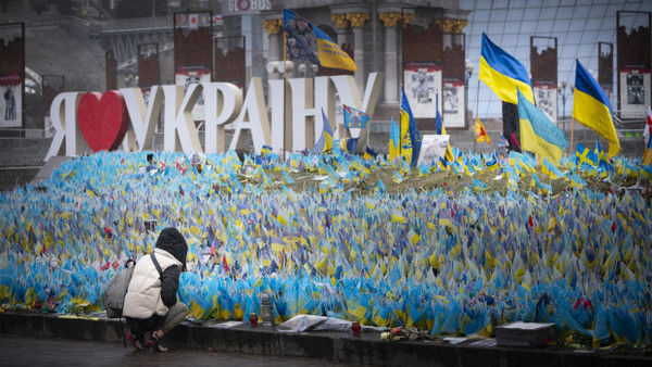 Ukrainische Fahnen zum Gedenken an die gefallenen Soldaten und zivilen Opfer der russischen Invasion der vergangenen zwei Jahre auf dem Unabhängigkeitsplatz Maidan.