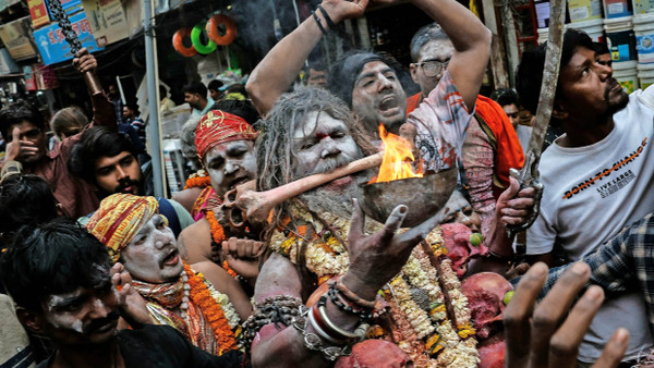 Den Frühling feiern: Beim Holi-Fest tanzen Tausende in Varanasi auf den Straßen – die Asche im Gesicht erinnert an die Dämonin Holi, die im Feuer verbrannt ist.