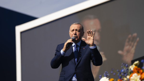 Der türkische Präsident und Vorsitzende der AK-Partei, Recep Tayyip Erdogan, hält eine Rede während einer Wahlkampfveranstaltung vor den landesweiten Kommunalwahlen in Istanbul.