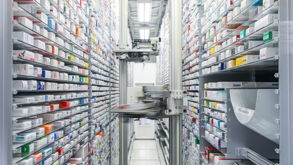So sieht es hinter den Kulissen bereits aus: Blick in das automatisierte Medikamentenlager einer Apotheke.