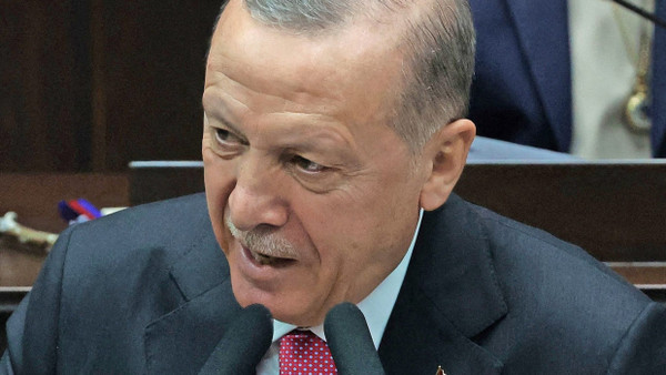 Recep Tayyip Erdogan bei einer Rede vor Abgeordneten seiner Partei AKP im türkischen Parlament in der vergangenen Woche