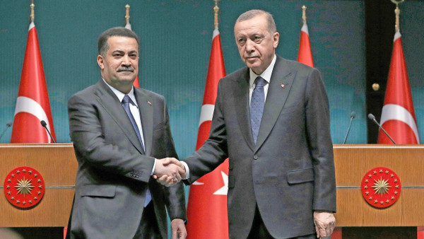 Recep Tayyip Erdogan und der irakische Ministerpräsident Mohammed Schia al-Sudani am 21. März nach eine Pressekonferenz in Ankara