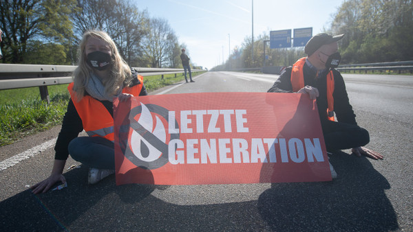 Demonstranten der Protestgruppe „Letzte Generation“ sitzen im April 2022 auf der A66.