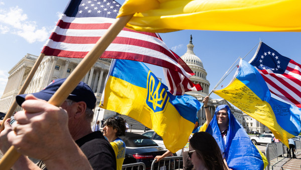 Vor dem Kongress feierten Ukraine-Unterstützer am Samstag das Votum im Repräsentantenhaus.
