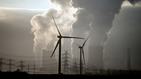 Gelingt der Wandel? Noch ist Deutschlands Energielandschaft ein bunter Mix aus fossil betriebenen Kraftwerken und erneuerbaren Erzeugungsanlagen.