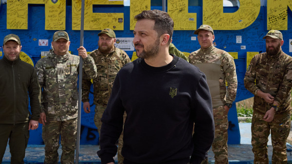 Der ukrainische Präsident Wolodymyr Selenskyj besucht vergangenen Freitag Frontstellungen in der Region Donezk.