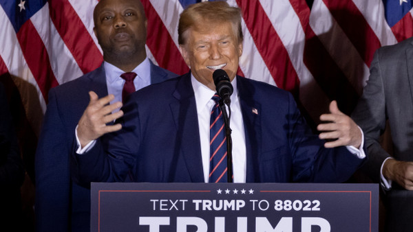 Der ehemalige US-Präsident Donald Trump hält eine Rede nach seinem Sieg bei der republikanischen Vorwahl im Bundesstaat New Hampshire.