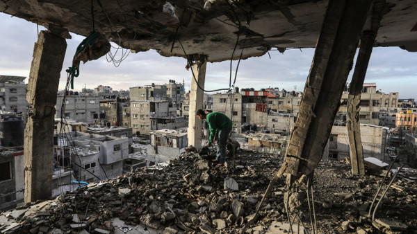 Ein Palästinenser inspiziert die Trümmer seines Hauses, das bei einem israelischen Luftangriff auf Rafah zerstört wurde.