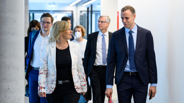 Bundesinnenministerin Nacy Faeser (SPD, links) mit ihrem Staatssekretär für digitale Angelegenheiten Markus Richter (CDU, rechts)