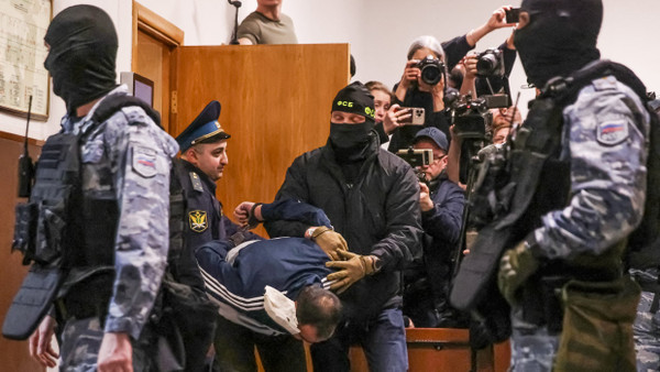 Beschuldigter: Einer der Tatverdächtigen des Anschlags auf die Konzerthalle am 24. März vor einem Moskauer Gericht