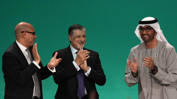 Sie feiern sich selbst: Sultan al-Jaber (rechts), UN-Klimachef Simon Stiell (links) und COP28-Geschäftsführer Adnan Amin