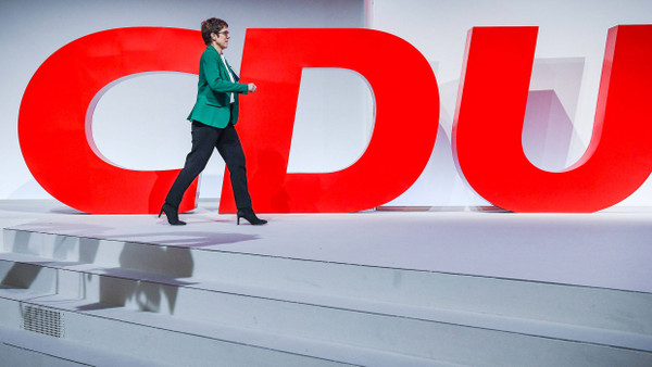 Annegret Kramp-Karrenbauer, Bundesvorsitzende der CDU, geht beim CDU-Bundesparteitag am 8. Dezember auf die Bühne.