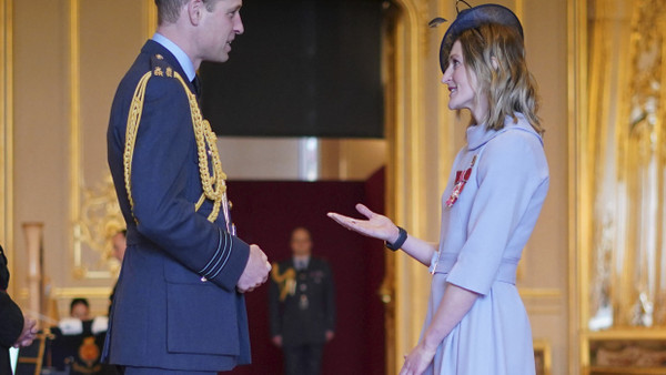 Prinz William verleiht Ellen Convery, ehemalige Fußballspielerin von Manchester City, einen Orden.