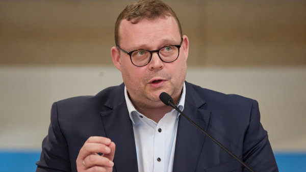 Ansgar Schledde steht bei seiner Bewerbungsrede während des Landesparteitages der AfD Niedersachsen am Mikrofon.