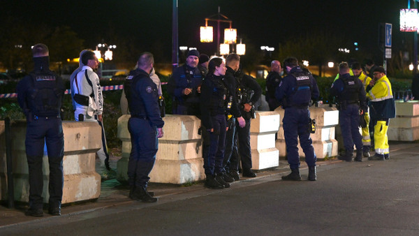 Einsatzkräfte stehen in der Nacht zum Donnerstag nahe des Tatorts.