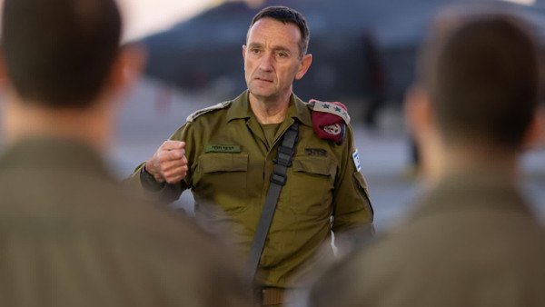 Herzi Halevi, Generalstabschef der israelischen Streitkräfte, spricht während eines Treffens mit Piloten auf dem Luftwaffenstützpunkt Nevatim..