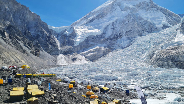 Zelte von Bergsteigern im Everest-Basislager im Distrikt Solukhumbu am 18. April 2024.