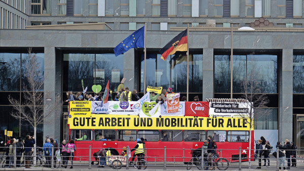 Jungen Menschen ist der Klimaschutz häufig sehr wichtig: Demonstranten der Fridays-for-Future-Bewegung und Mitglieder der Gewerkschaft Verdi