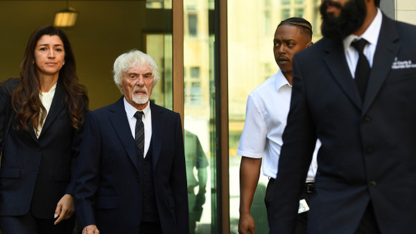 Bernie Ecclestone verlässt am Montag das Gerichtsgebäude in London.