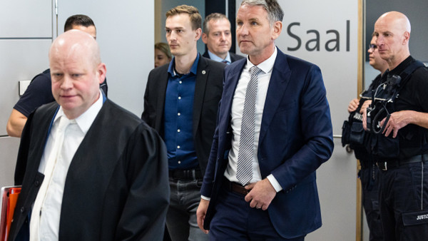 Björn Höcke im Gerichtssaal: Er soll eine verbotene SA-Parole verwendet haben