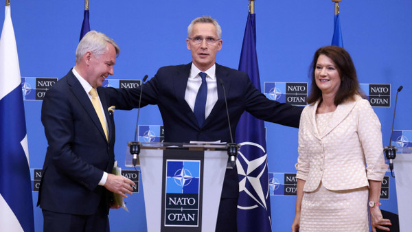 NATO-Generalsekretär Stoltenberg (m) mit dem finnischen Außenminister Pekka Haavisto (l) und der Aßenministerin Schwedens Ann Linde (r).