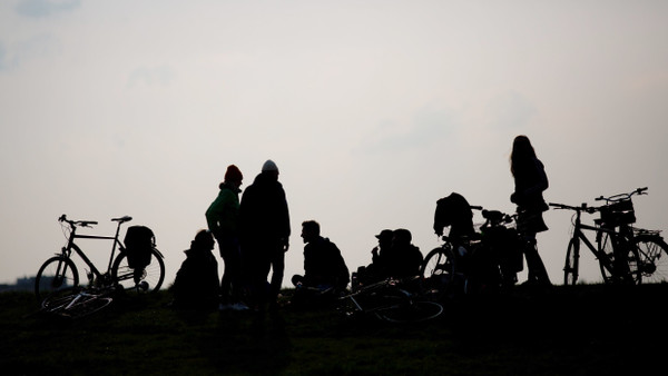 Jugendliche treffen sich auf dem Tempelhofer Feld. (Symbolbild)