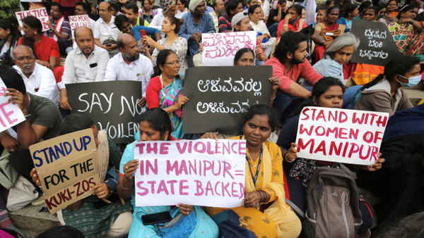 Protest im indischen Bangalore für die Opfer in der nordöstlichen Provinz Manipur. Seit Monaten herrscht dort ein blutiger Konflikt zwischen hinduistischen Meitei und der christlichen Minderheit der Kuki.