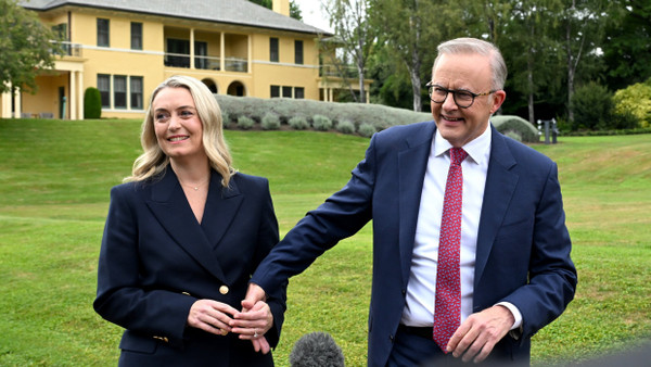 Frisch verlobt und offensichtlich glücklich: Der australische Premierminister Anthony Albanese und seine Partnerin Jodie Haydon