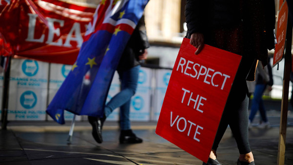 Pro-Brexit- und Pro-EU-Demonstranten am Donnerstag vor dem britischen Parlamentsgebäude in London