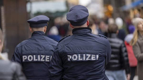 Zwei Polizisten der Polizeiinspektion 11 gehen in der Münchener Innenstadt auf Streife.