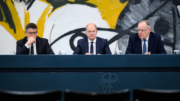 Die lange Nacht: Bundeskanzler Scholz mit den Ministerpräsidenten Rhein (links, CDU) und Weil (SPD) bei der Pressekonferenz nach dem Bund-Länder-Gipfel im Bundeskanzleramt