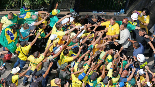Bolsonaro wird im Februar auf den Straßen São Paulos von Anhängern umringt.