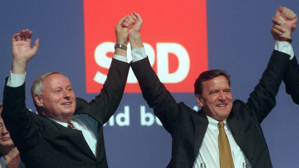 Reich mir die Flosse, Genosse: Oskar Lafontaine (links) und Gerhard Schröder 1998 in Berlin