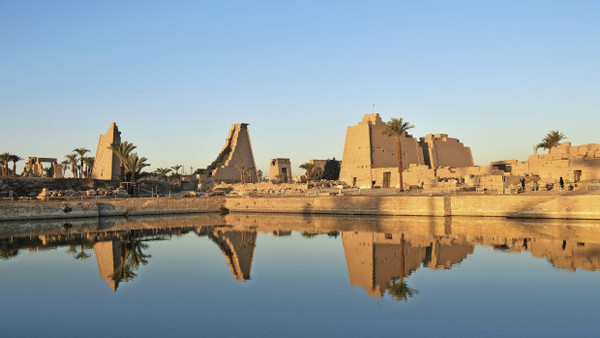 „Hunderttorig ist es“ heißt es in Homers „Ilias“ über das ägyptische Theben. Blick über den heiligen See von Karnak zum achten und neunten Pylon