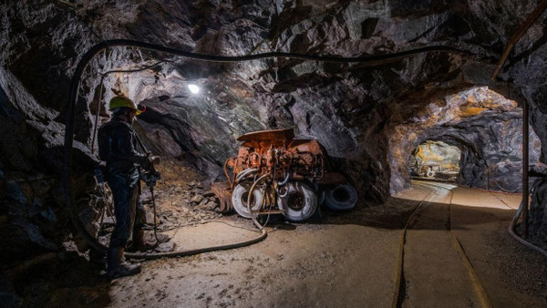 Ganz unten: Die Tour durch das Bergwerk Ridnaun ist nichts für Menschen mit Klaustrophobie.