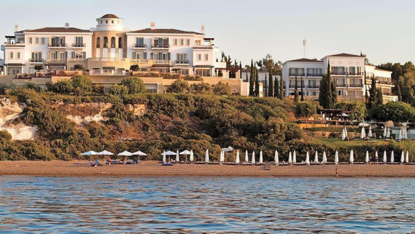 Existenzfragen: Wie viele perfekte Tage am Meer der Mensch aushält, kann man im Hotel Anassa herausfinden.