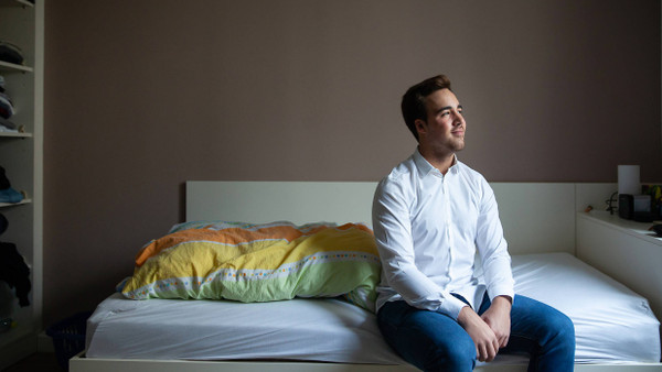 Zufrieden: Nils Bongartz in seinem möblierten Appartement im Wohnheim „Smartments Students“.