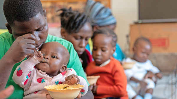 Gut und günstig: Beim Kochkurs im „Nutrition Center“ der German Doctors im Slum Mathare lernen Eltern, wie sie ihre unterernährten Kinder versorgen können.