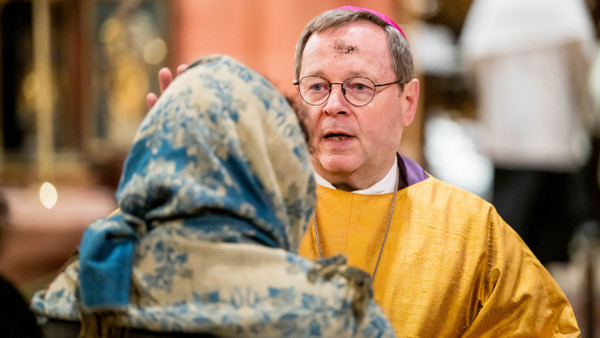 Zuspruch: Bischof Bätzing spendet das Aschekreuz zum Aschermittwochsgottesdienst im Frankfurter Dom