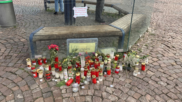Blick auf die kleine Gedenkstätte für den obdachlosen Mann, der auf dem Luisenplatz in Darmstadt getötet wurde.