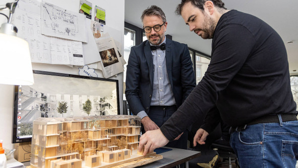 Kooperative: Der Frankfurter Architekt Hans Drexler und sein spanischer Kollege Rafael Moreno Guerrero (rechts) planen gemeinsam an einem Wohnhaus