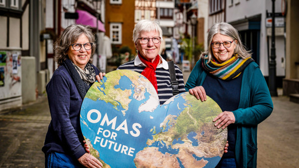 Wollen Vorbild sein: Gabriele Kreisel, Annebärbel Hilbrig und Anette Henrich von den Omas for Future in Nidda.