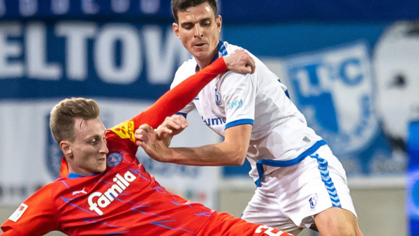 Tobias Müller und der 1. FC Magdeburg ringen Joshua Mees (links) und Holstein Kiel ein 1:1 ab.