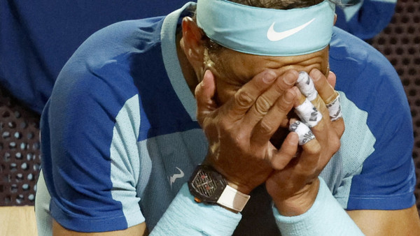 Wie ein Häufchen Elend beim Turnier in Rom: Rafael Nadal mit Schmerzen auf seiner Bank