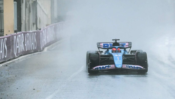 Esteban Ocon manövriert seinen Wagen unfallfrei durch Monaco.