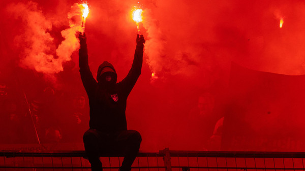Inszenieren sich gerne bildgewaltig, auch durch Pyrotechnik: Anhänger von Eintracht Frankfurt